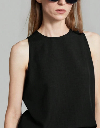 Camisa negra de tirantes con cuello redondo