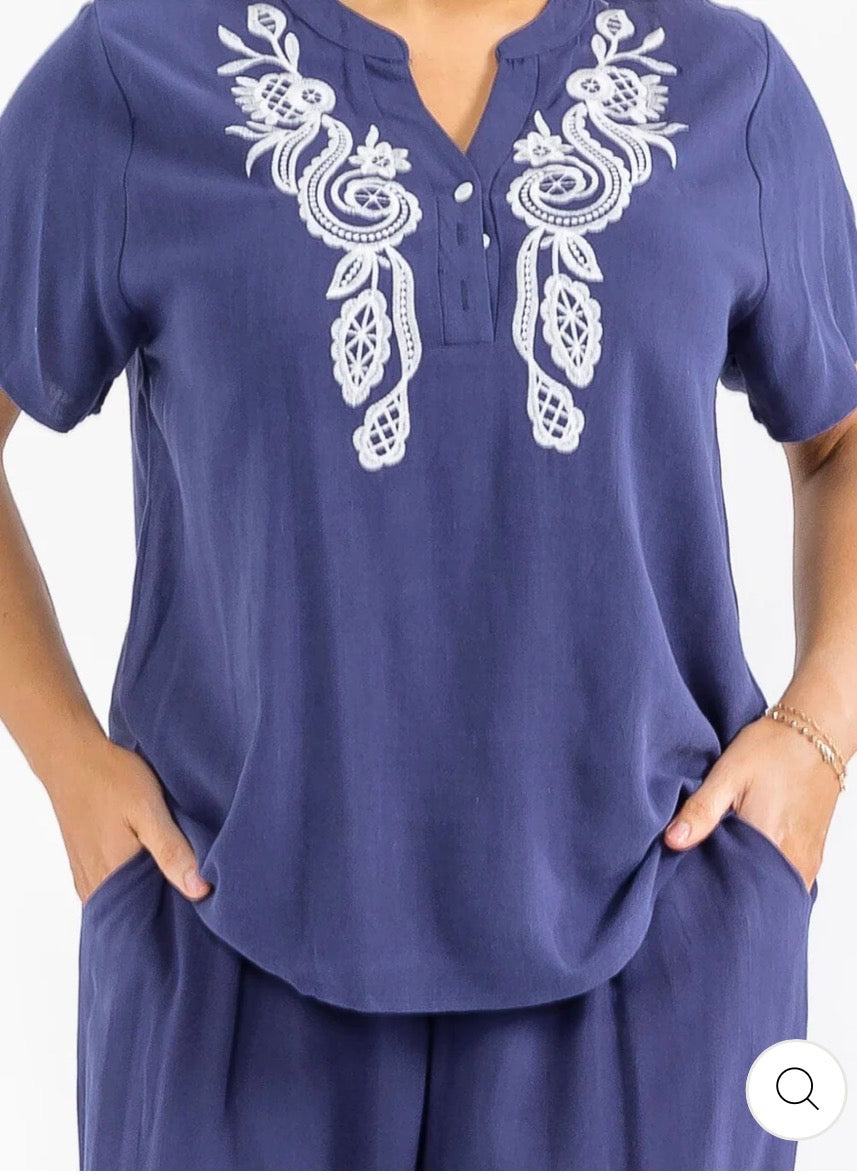 Conjunto azul plus size de 2 piezas de lino con bordado: blusa de manga corta y pantalón con cintura elástica.