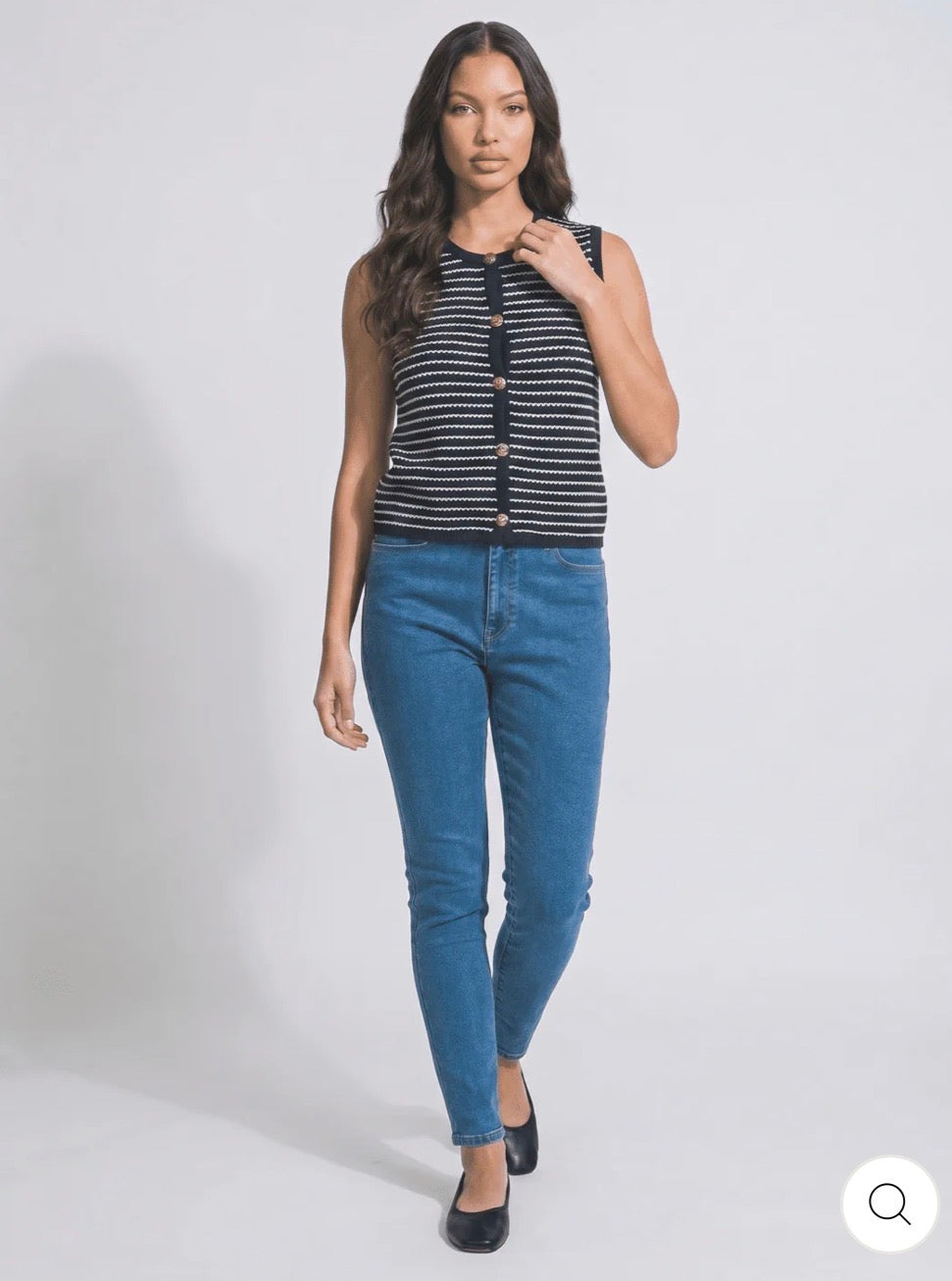 Blusa tejida sin mangas con botones dorados  al frente y diseño color block.