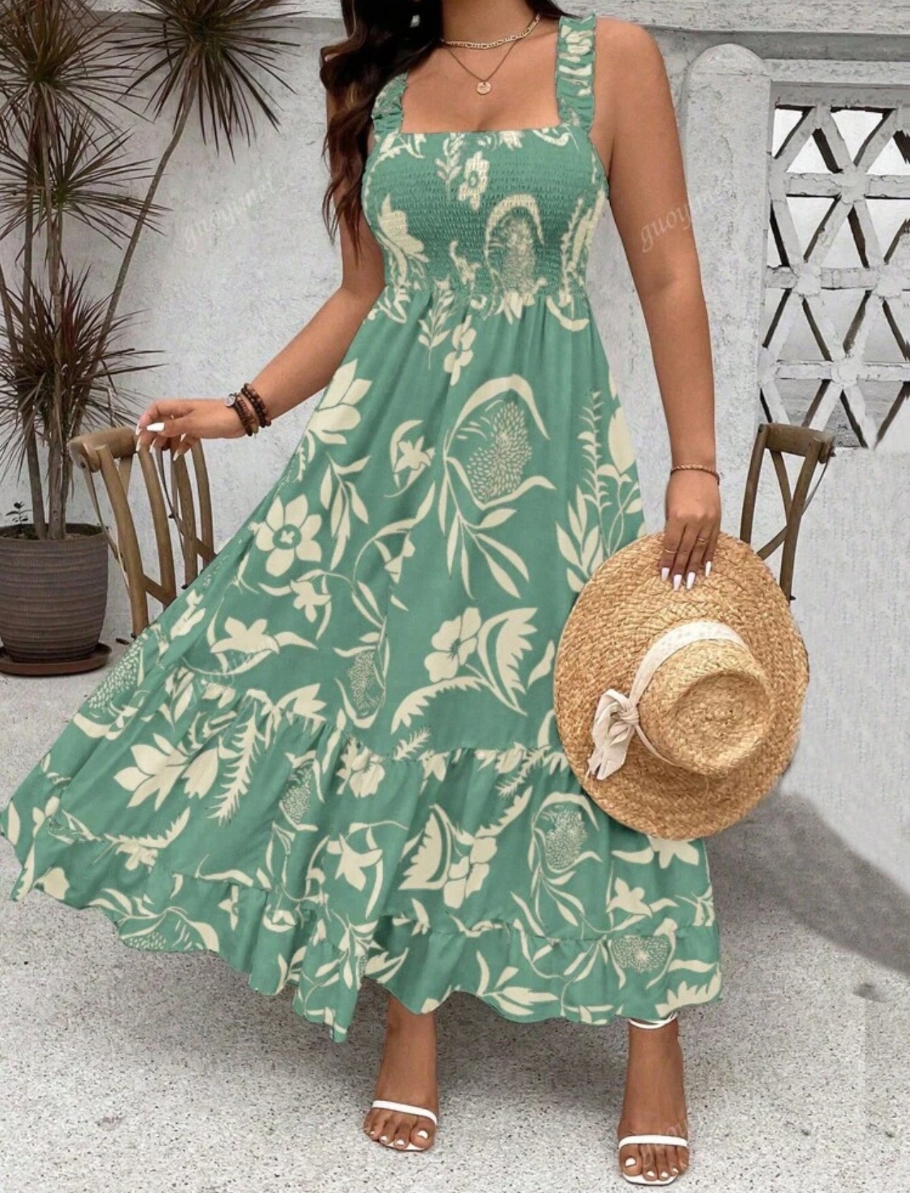 Vestido verde y beige con tirantes largos y estampado