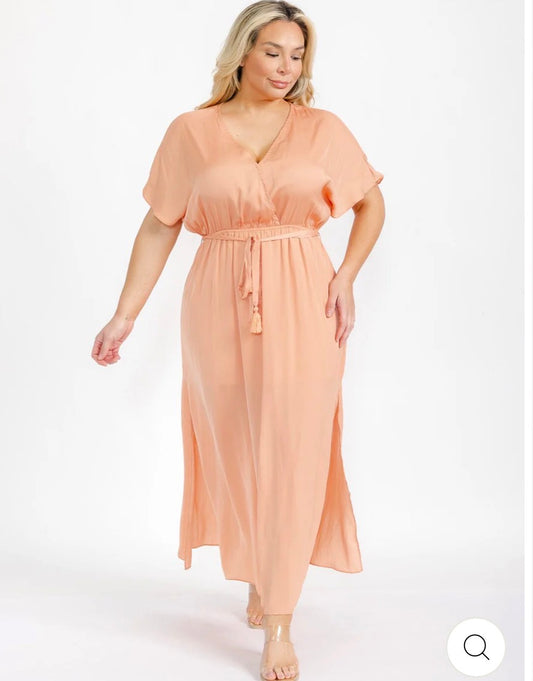 Vestido salmón maxi plus size de manga corta con escote en V, lazo ajustable y abertura lateral.
