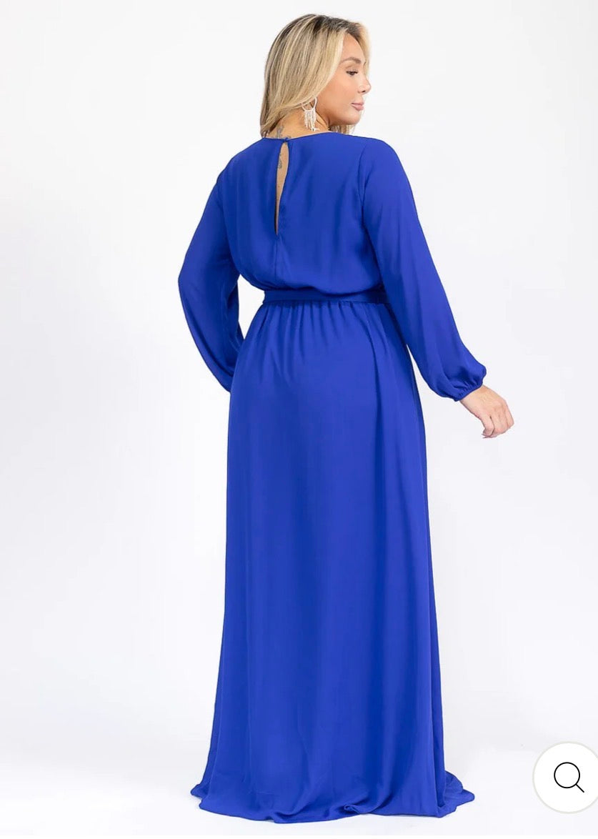 Vestido azul maxi tipo gown plus size de manga larga con escote cruzado (surplice) y lazo ajustable.