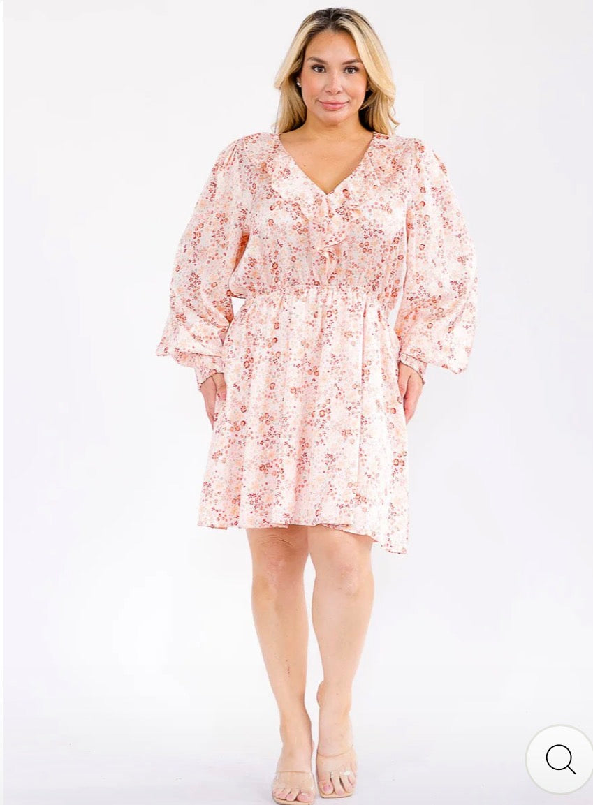 Vestido rosado floral plus size de manga larga con escote en V y cintura elástica.