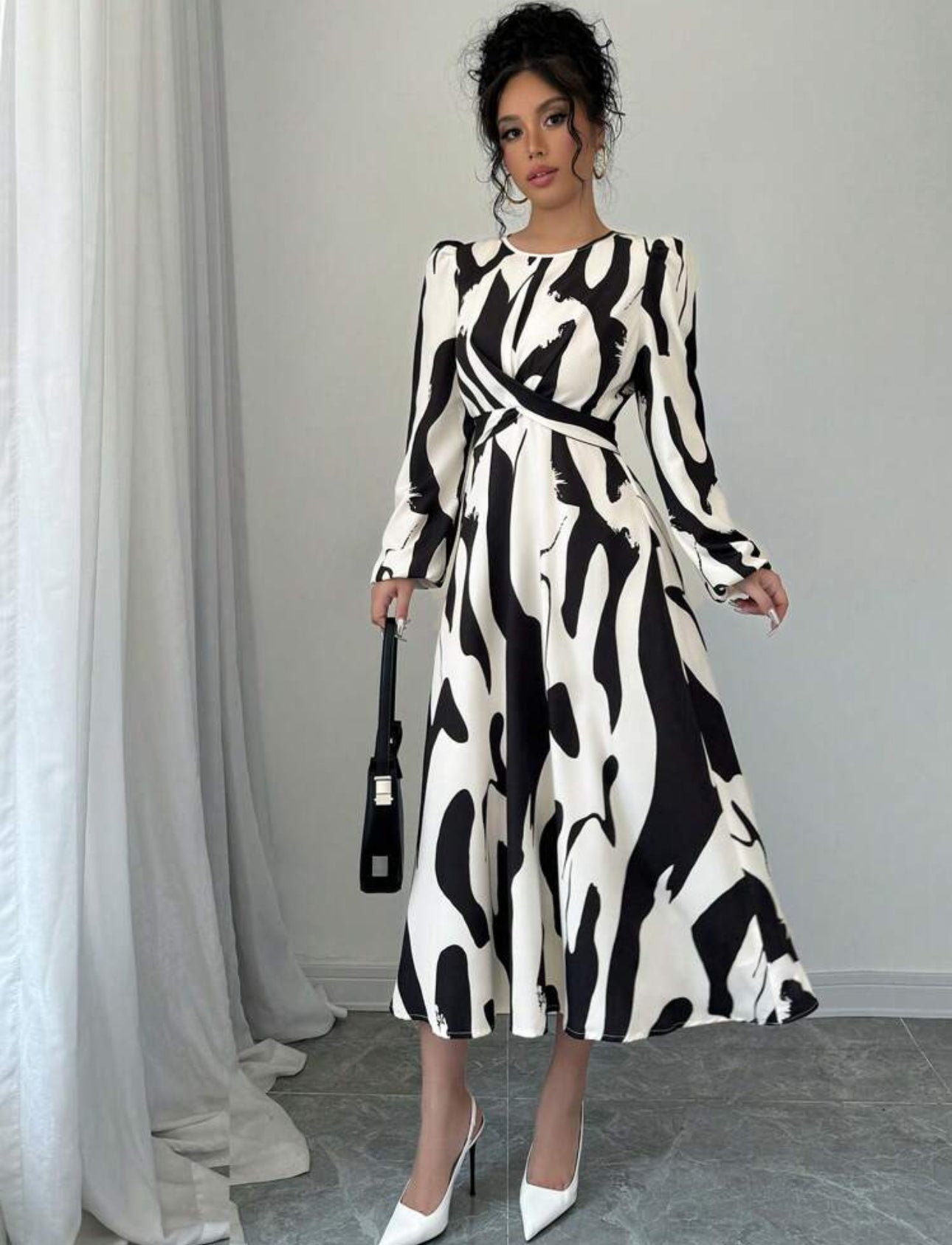 Vestido beige con estampado negro cruzado