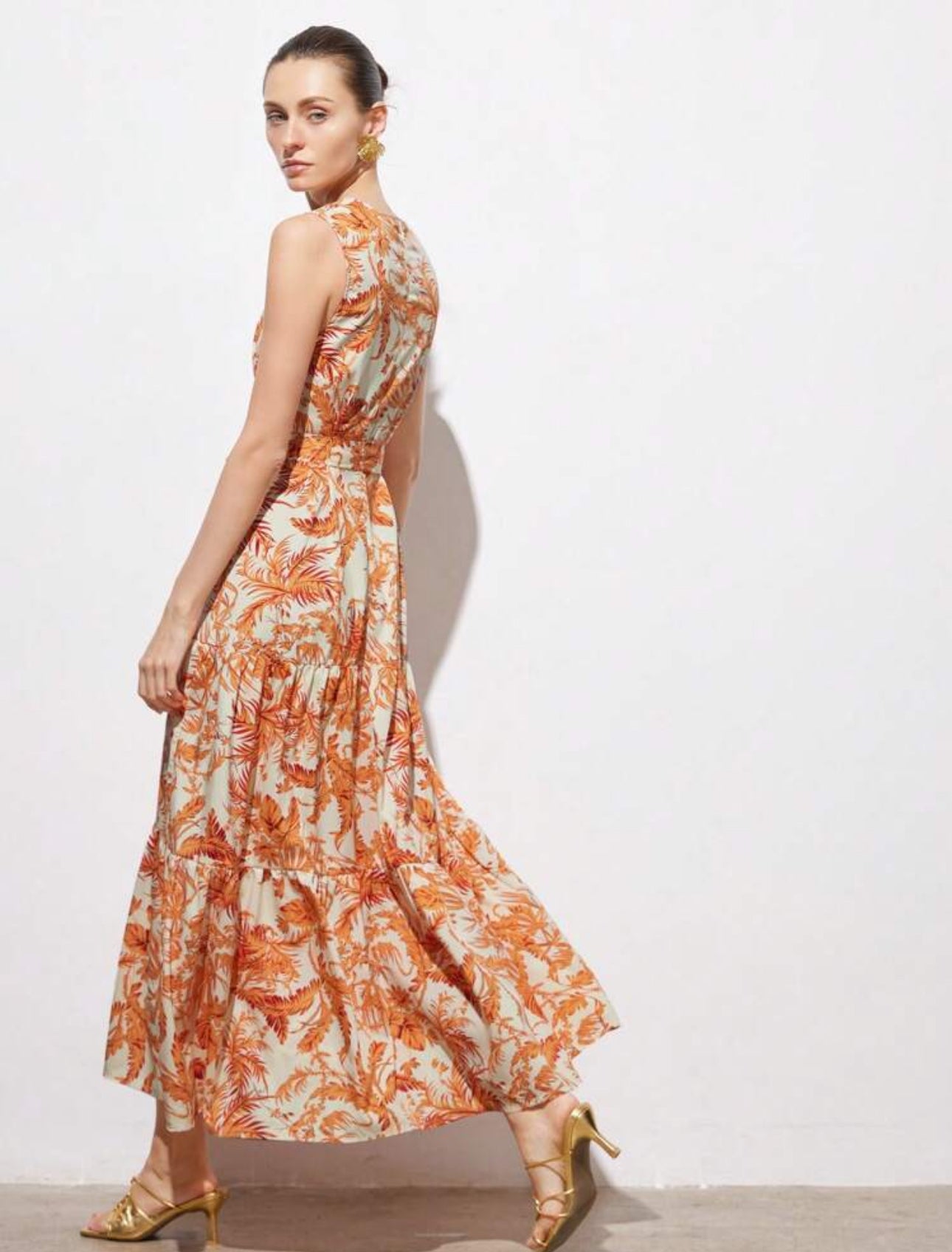 Vestido anaranjado con estampado floral