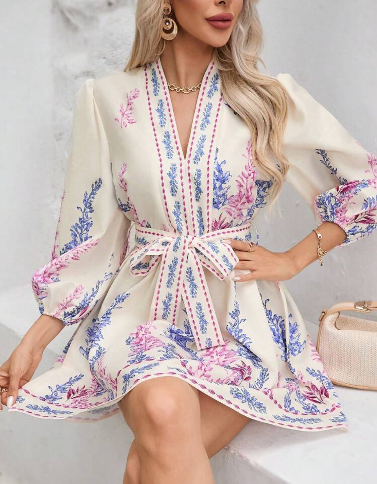Vestido de verano elegante beige con azul y rosado