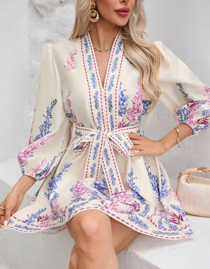 Vestido de verano elegante beige con azul y rosado