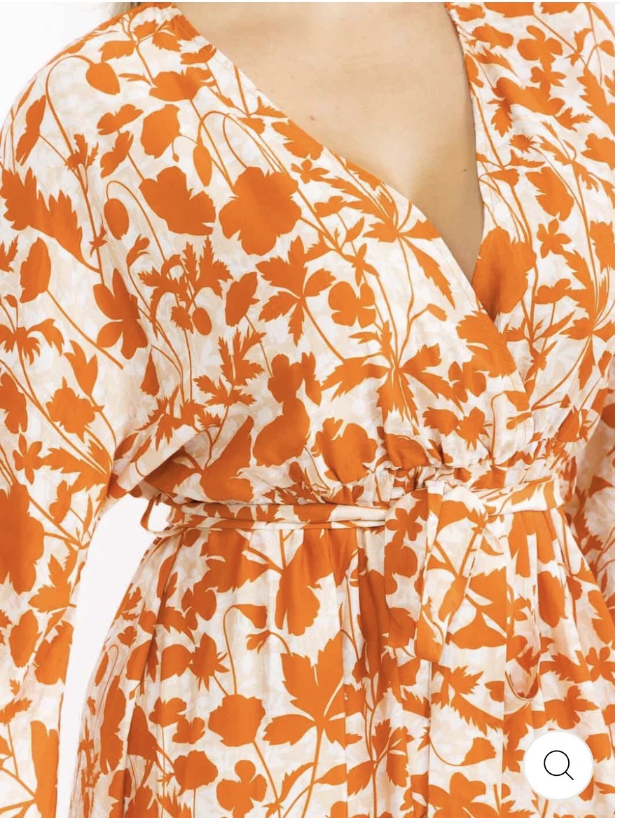 Vestido naranja maxi plus size de manga larga con escote cruzado, lazo ajustable, abertura lateral y estampado de hojas.