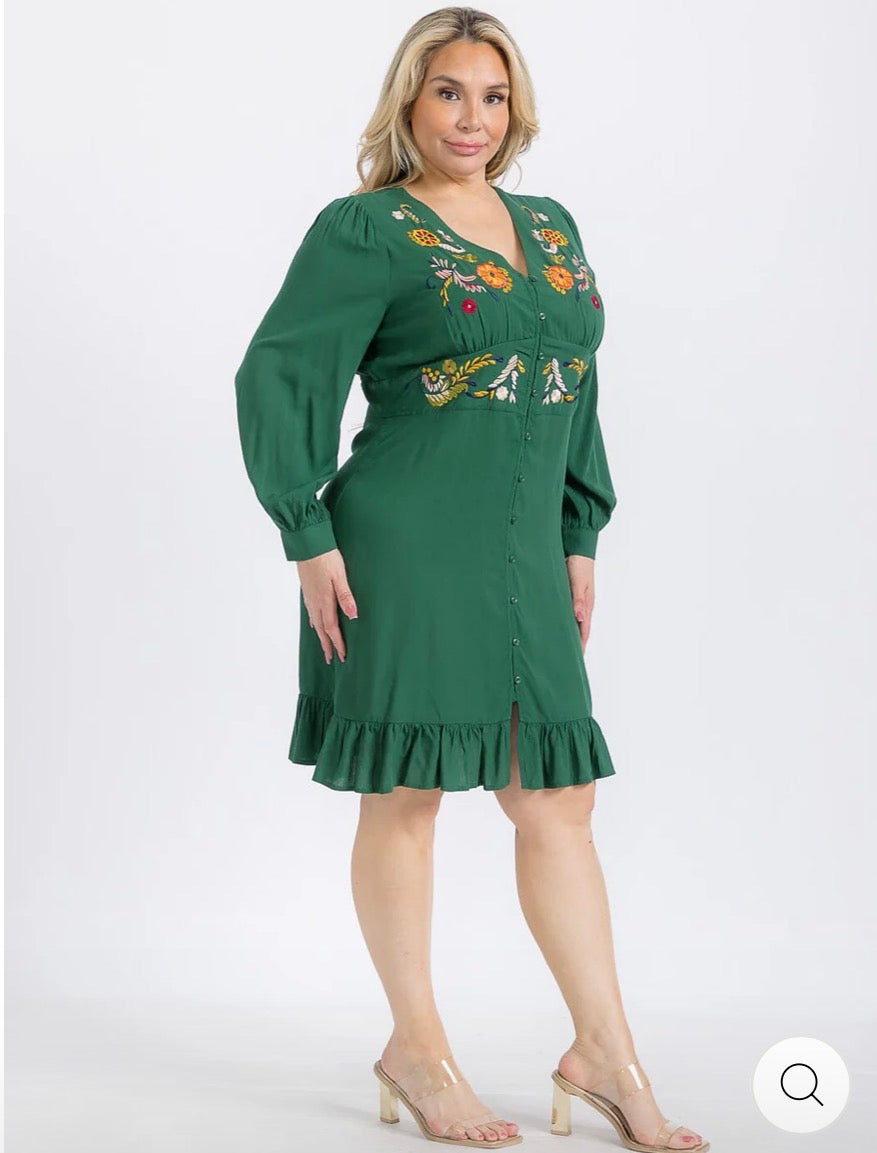Vestido verde plus size de manga larga con botones y detalles bordados.
