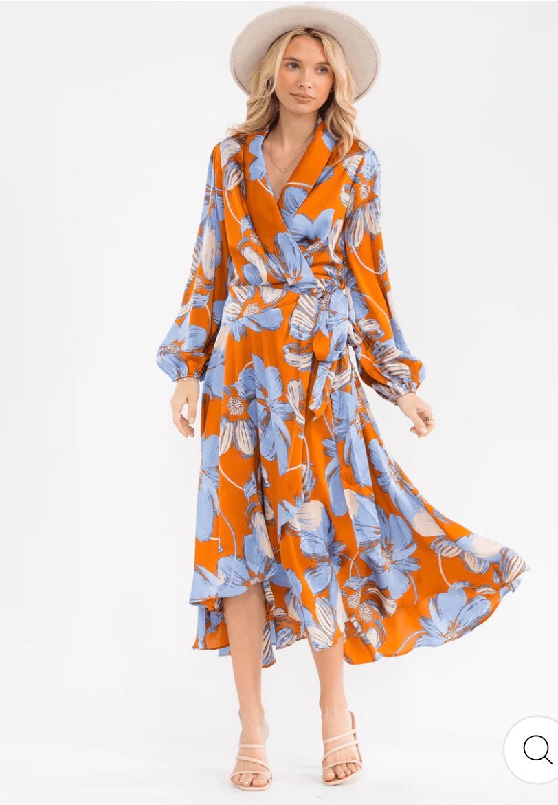 Vestido maxi anaranjado y azul para mujer de manga larga con estampado floral, diseño tipo wrap (cruzado) y lazo ajustable.