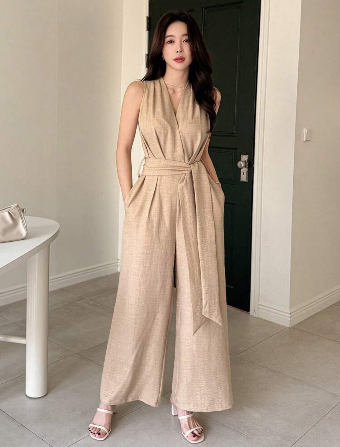 Jumpsuit beige con cinturón colgado