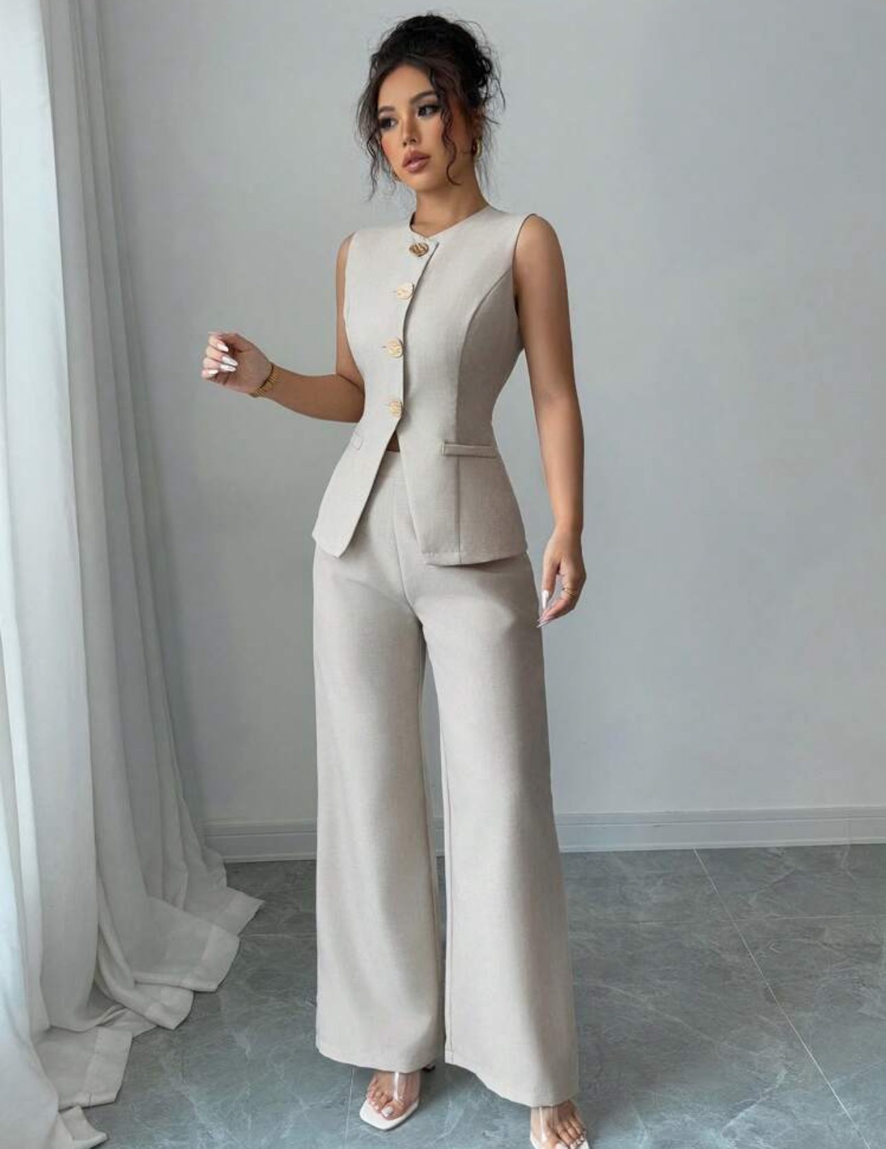 Conjunto beige: pantalón y camisa con botones dorados