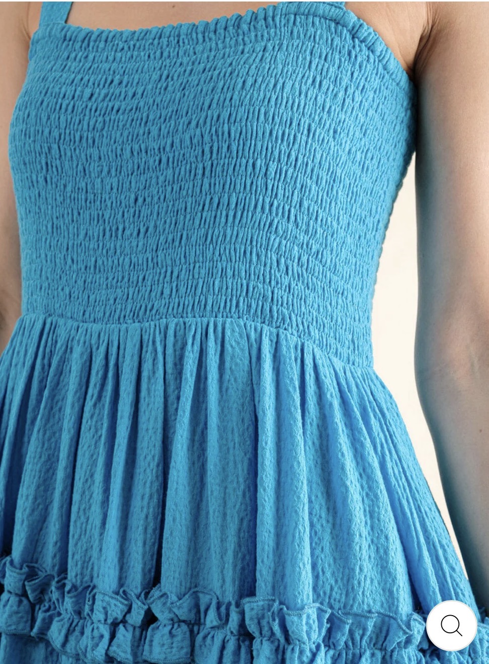 Vestido azul celeste maxi sin mangas con escote cuadrado, cintura smock y falda en capas con volantes