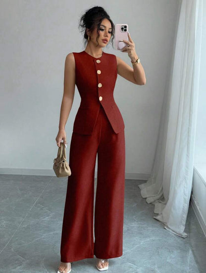 Conjunto rojo: pantalón y blusa con botones dorados