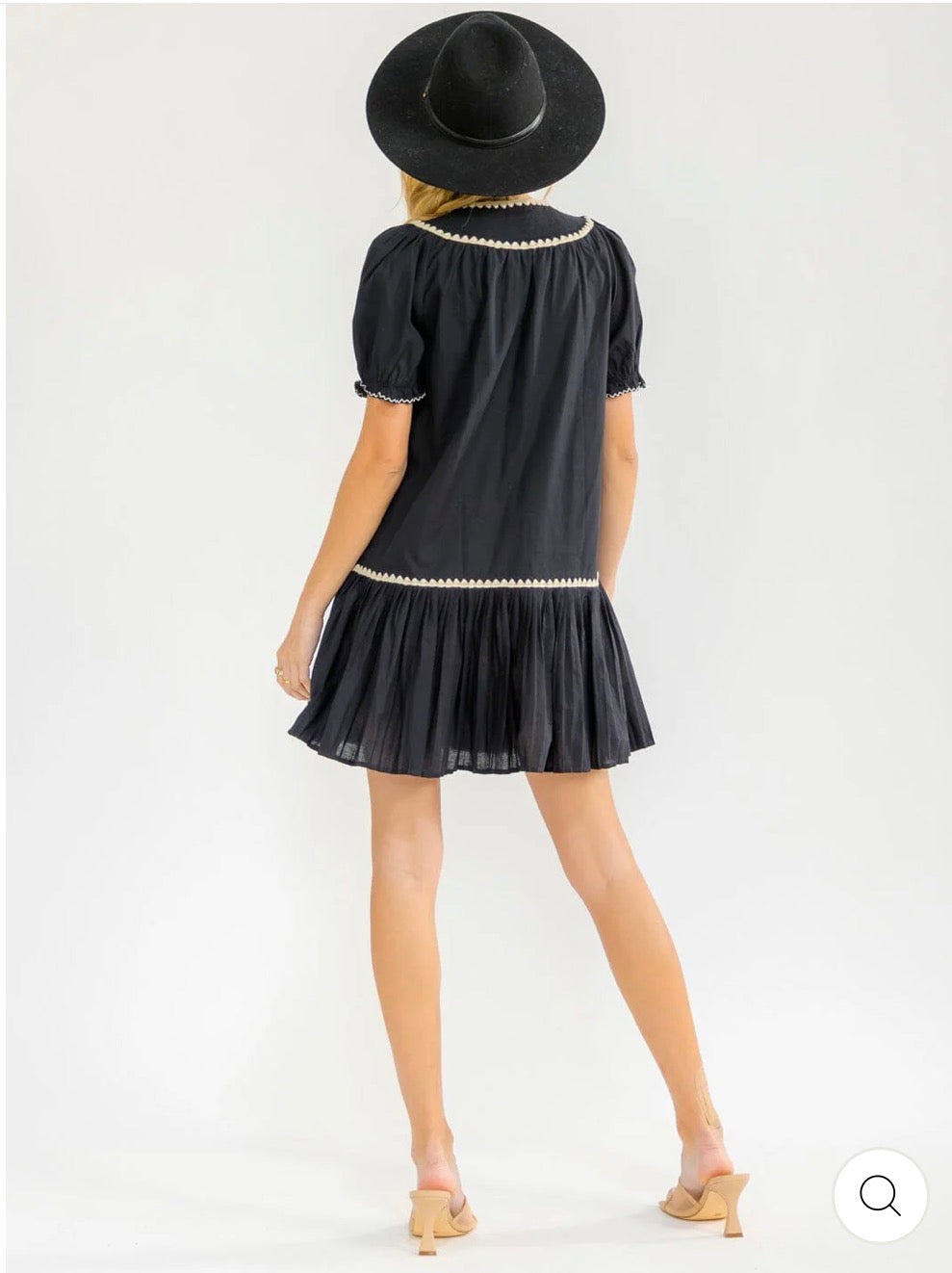 Vestido negro corto puff