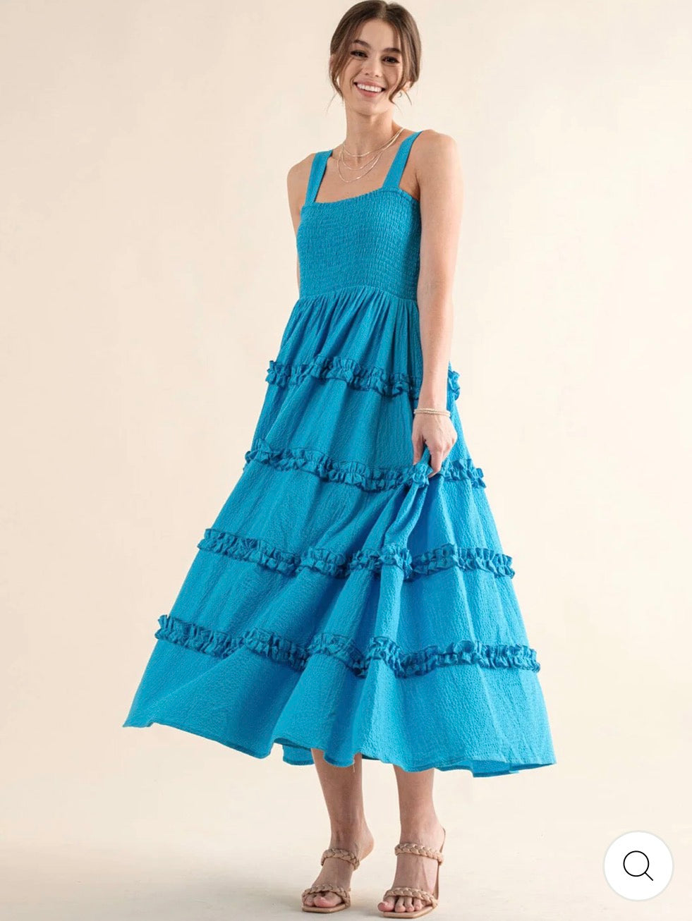 Vestido azul celeste maxi sin mangas con escote cuadrado, cintura smock y falda en capas con volantes