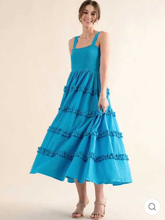 Vestido azul celeste maxi sin mangas con escote cuadrado, cintura smock y falda en capas con volantes
