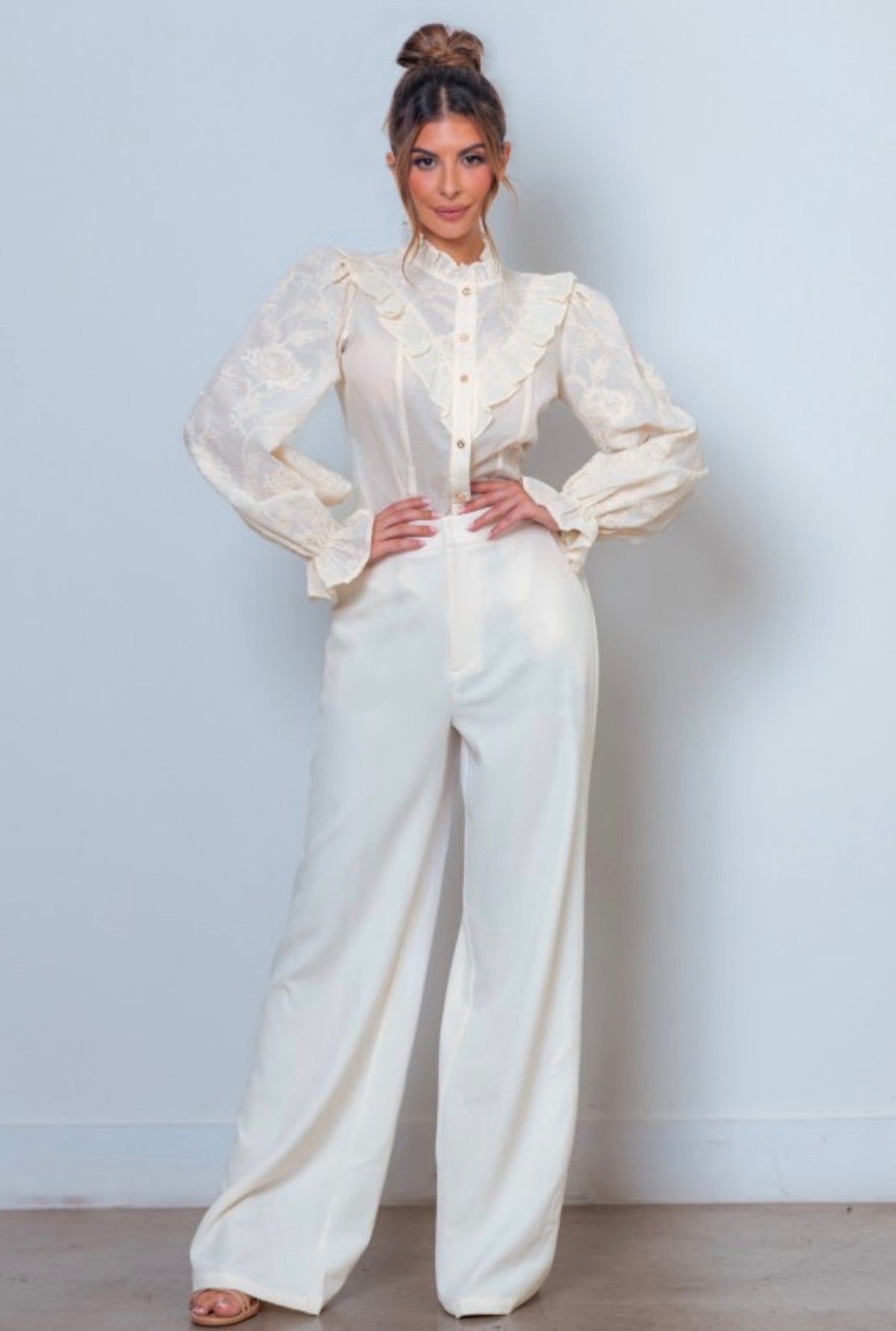 Conjunto beige: blusa formal y pantalón