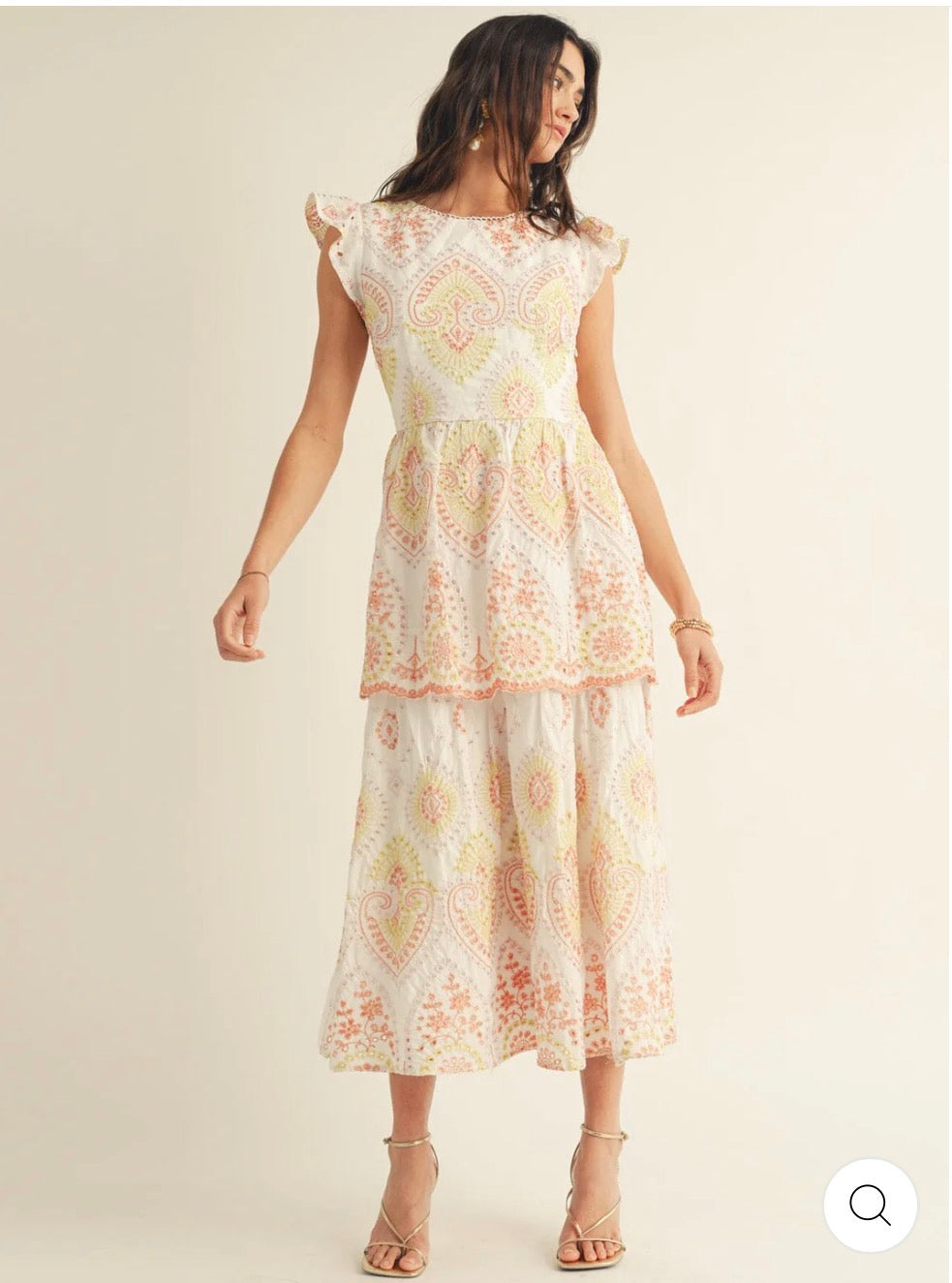 Vestido beige de vuelos espalda abierta