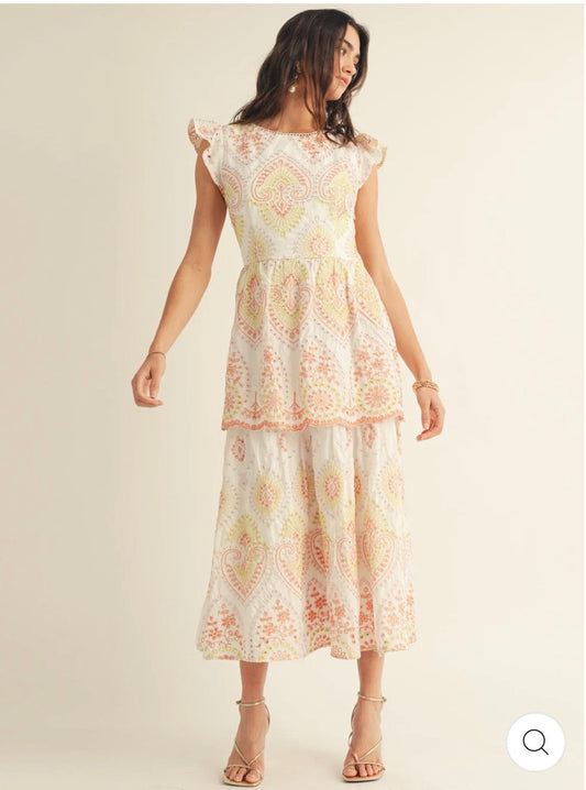 Vestido beige de vuelos espalda abierta
