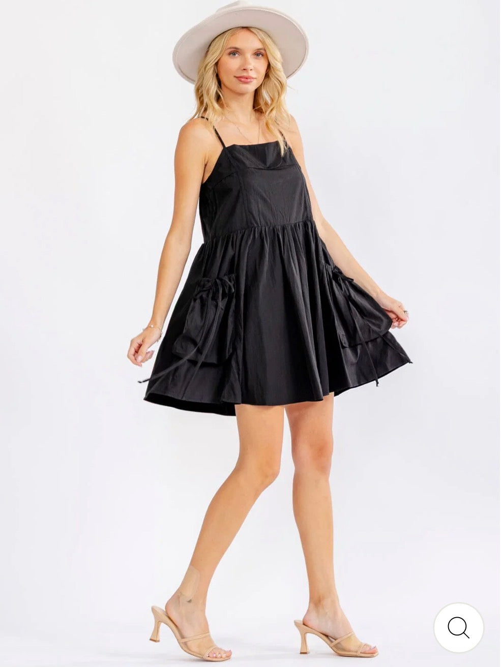 Vestido negro corto con bolsillos