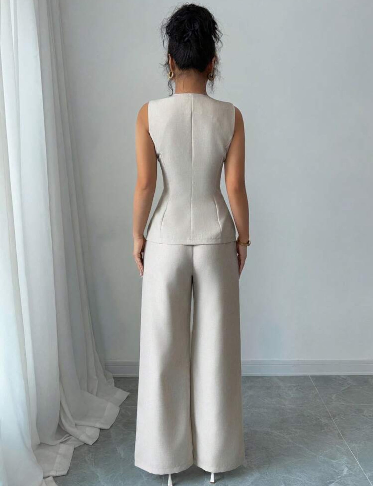 Conjunto beige: pantalón y camisa con botones dorados