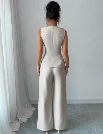 Conjunto beige: pantalón y camisa con botones dorados
