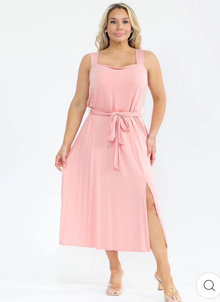 Vestido rosado midi plus size sin mangas con escote cuadrado y lazo para ajustar.
