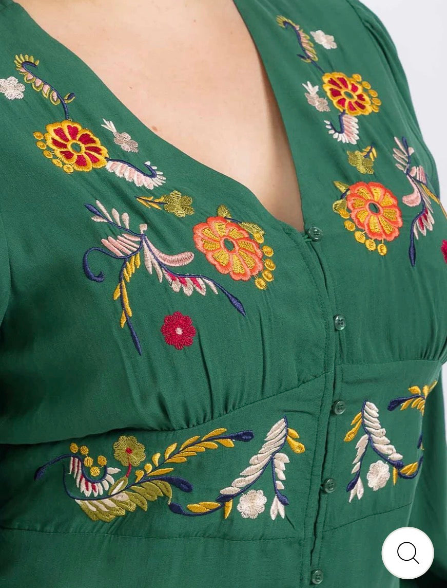 Vestido verde plus size de manga larga con botones y detalles bordados.