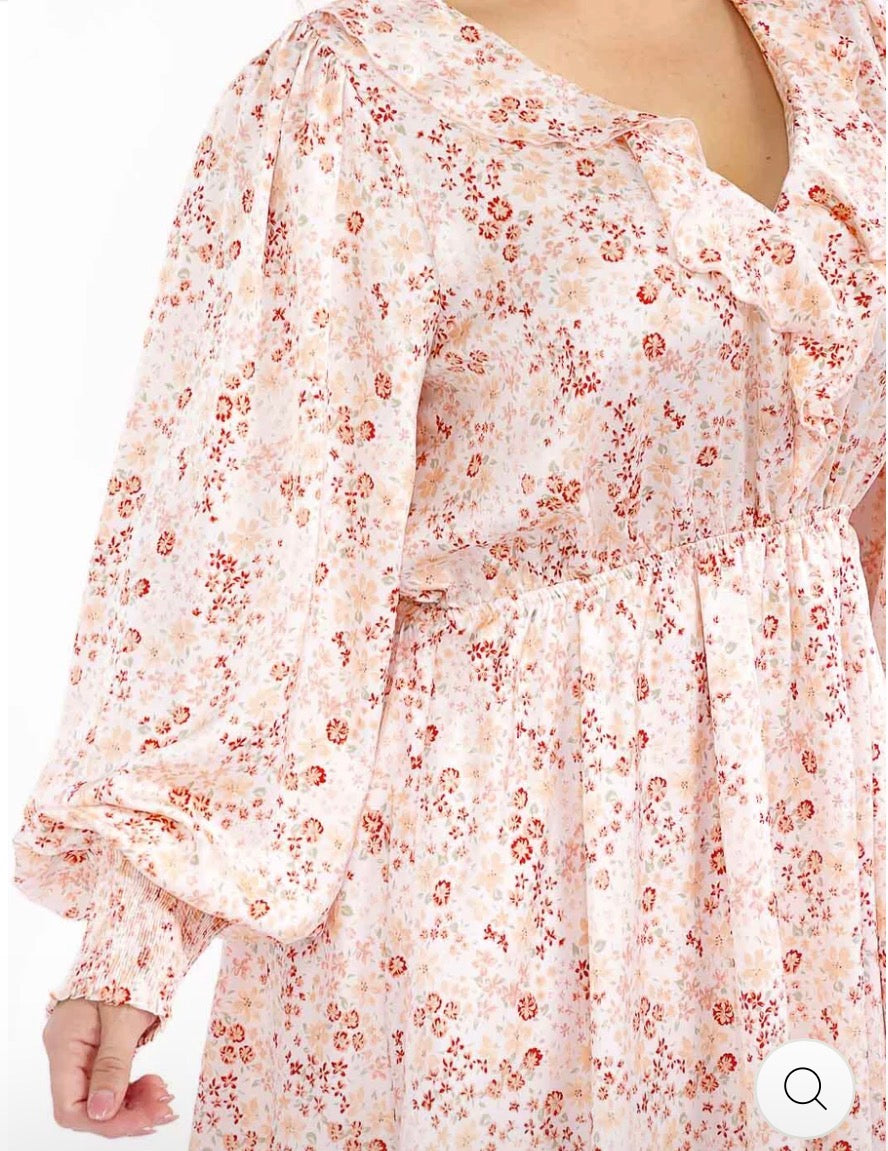 Vestido rosado floral plus size de manga larga con escote en V y cintura elástica.