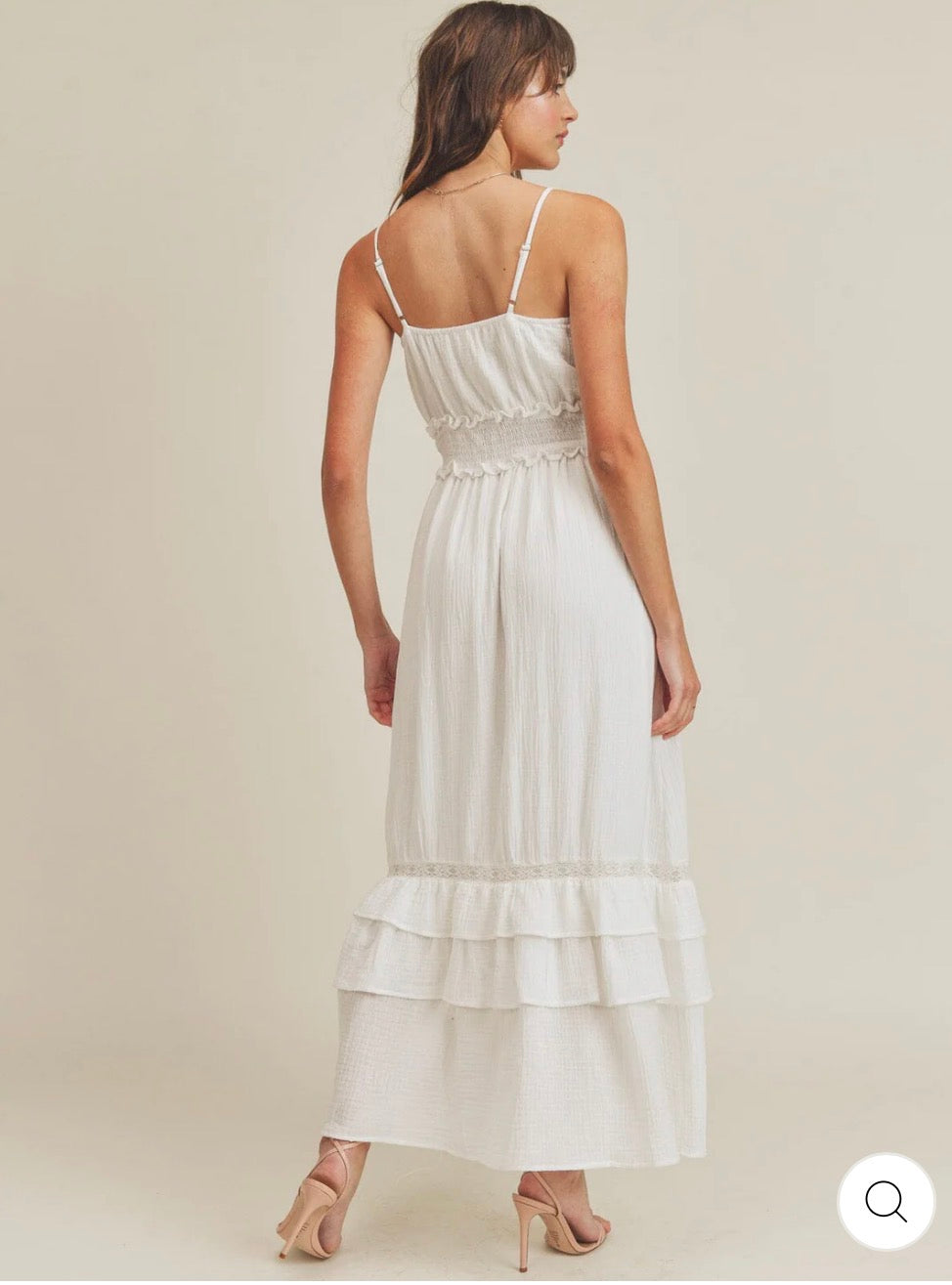 Vestido blanco maxi de tirantes y vuelos con bolsillos