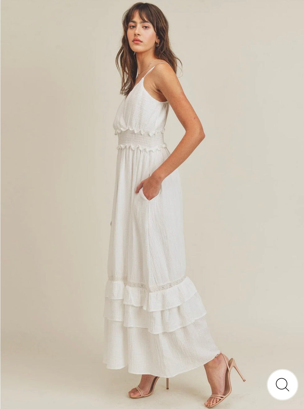 Vestido blanco maxi de tirantes y vuelos con bolsillos