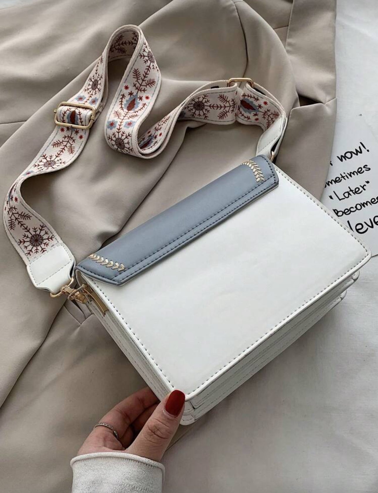 Cartera azul, blanca y café