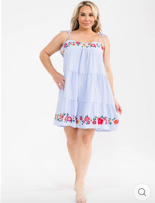Vestido azul claro plus size sin mangas con rayas y bordado floral.