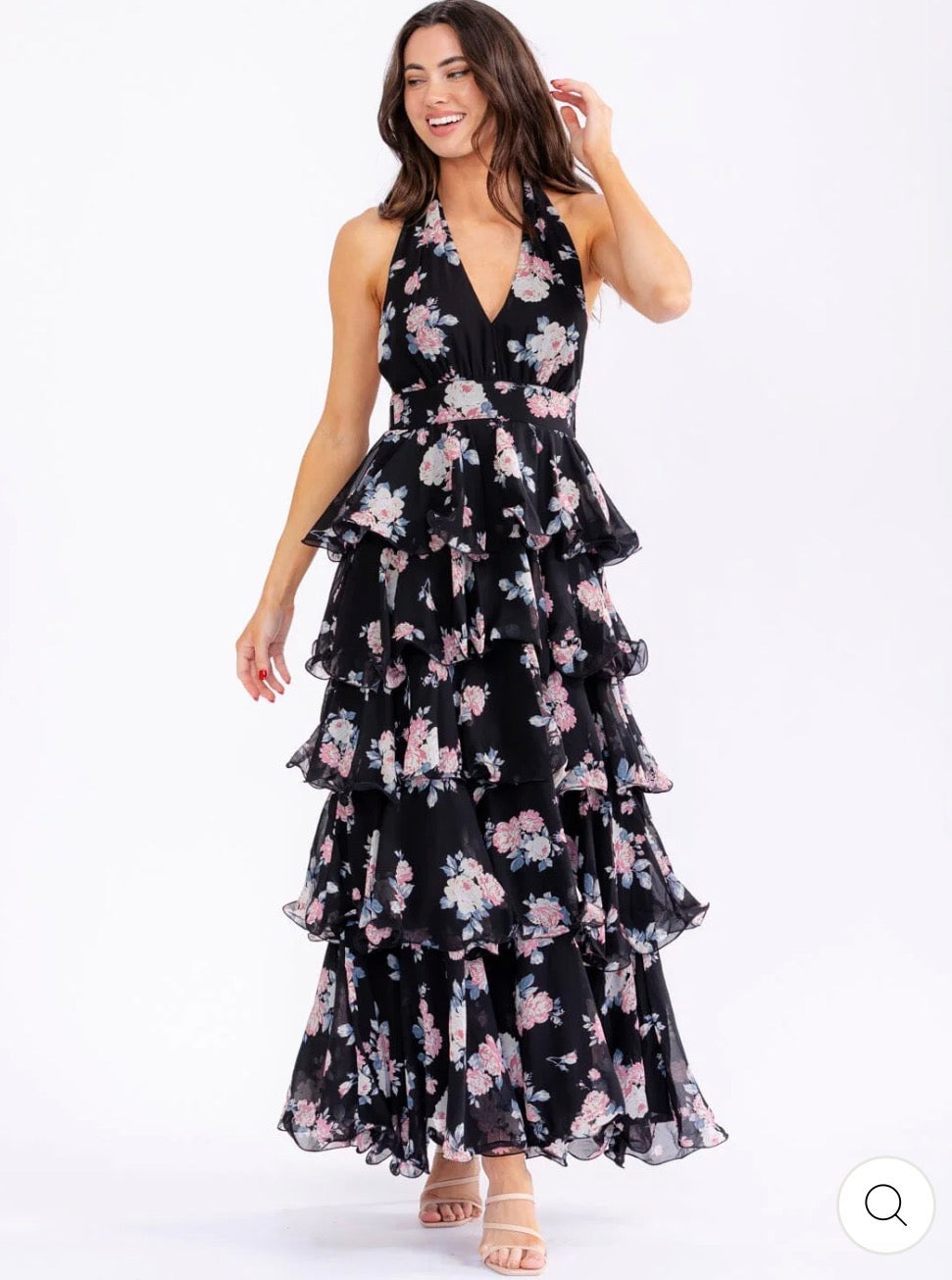 Vestido negro maxi floral halter con volantes, espalda descubierta y falda en capas.