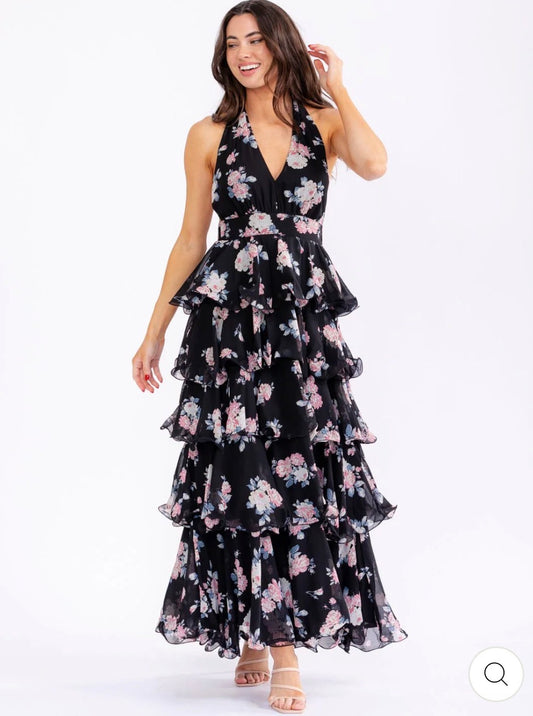 Vestido negro maxi floral halter con volantes, espalda descubierta y falda en capas.