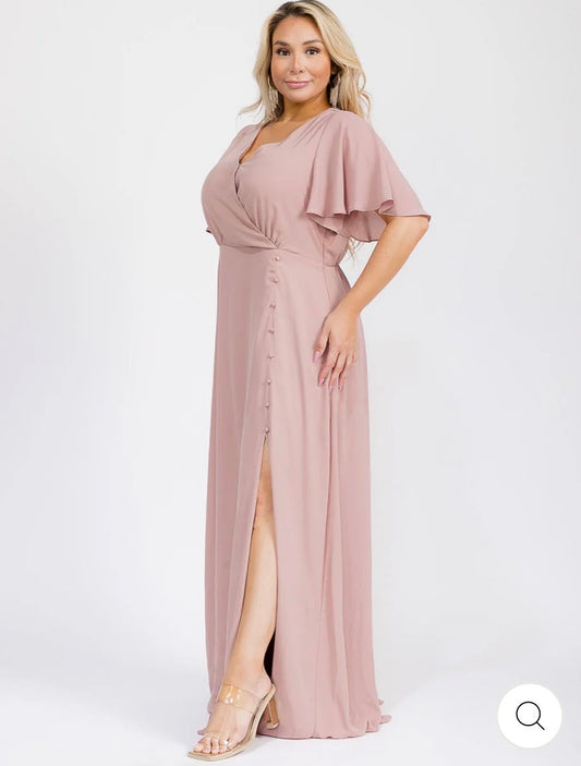 Vestido rosa viejo maxi tipo gown plus size de manga corta con escote en V, diseño cruzado al frente y abertura frontal.