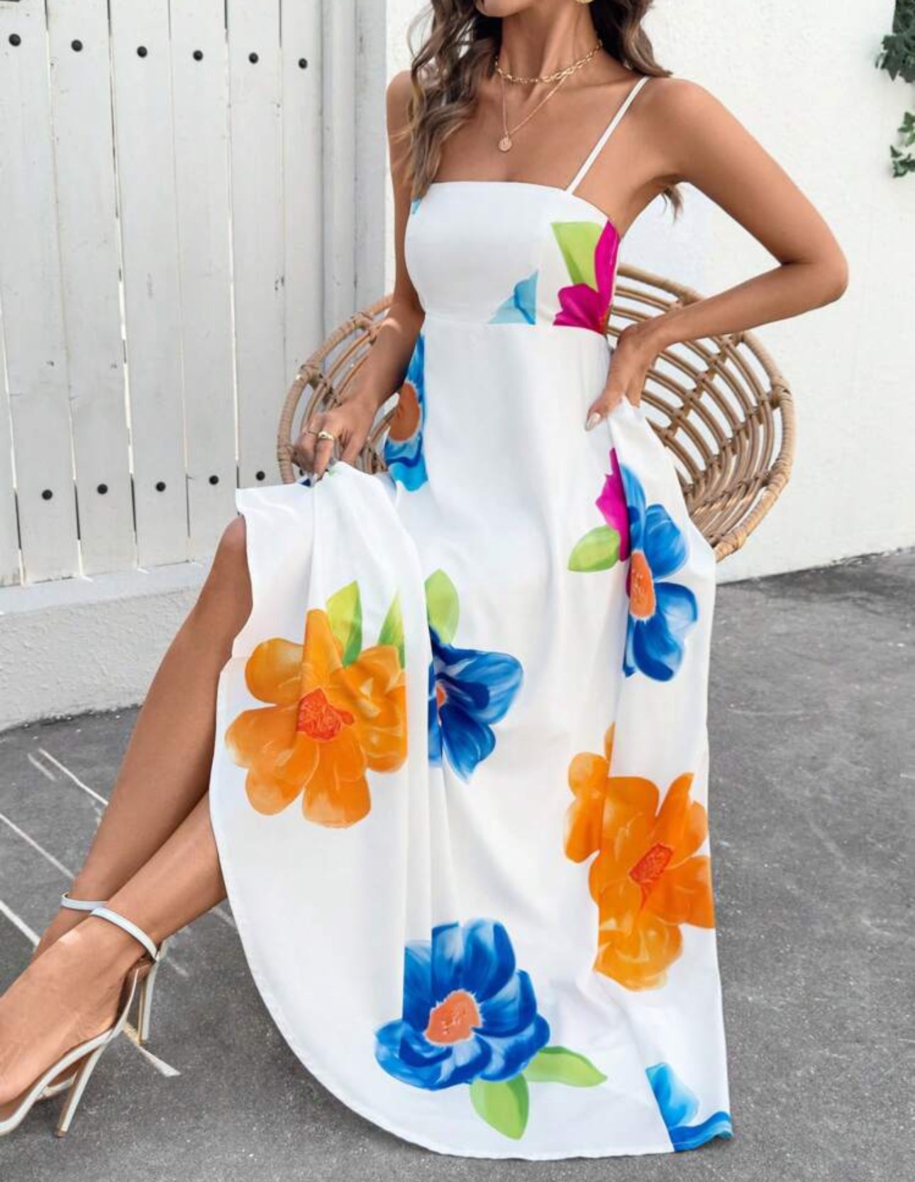 Vestido blanco con tirantes finos y con estampado floreado