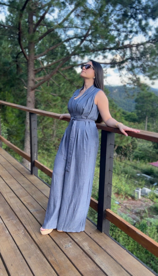 Jumpsuit azul de pierna ancha y cuello en V
