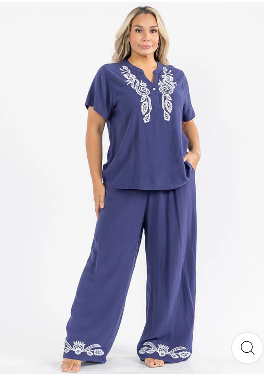 Conjunto azul plus size de 2 piezas de lino con bordado: blusa de manga corta y pantalón con cintura elástica.