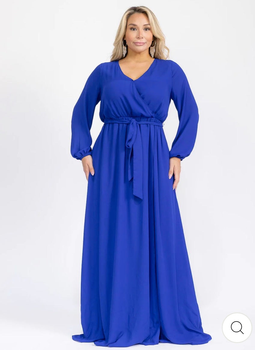 Vestido azul maxi tipo gown plus size de manga larga con escote cruzado (surplice) y lazo ajustable.