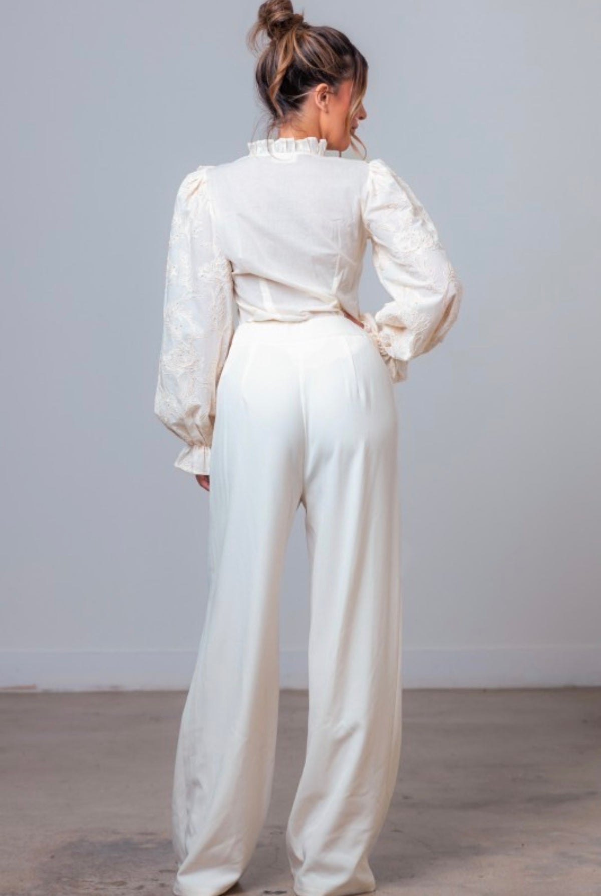 Conjunto beige: blusa formal y pantalón