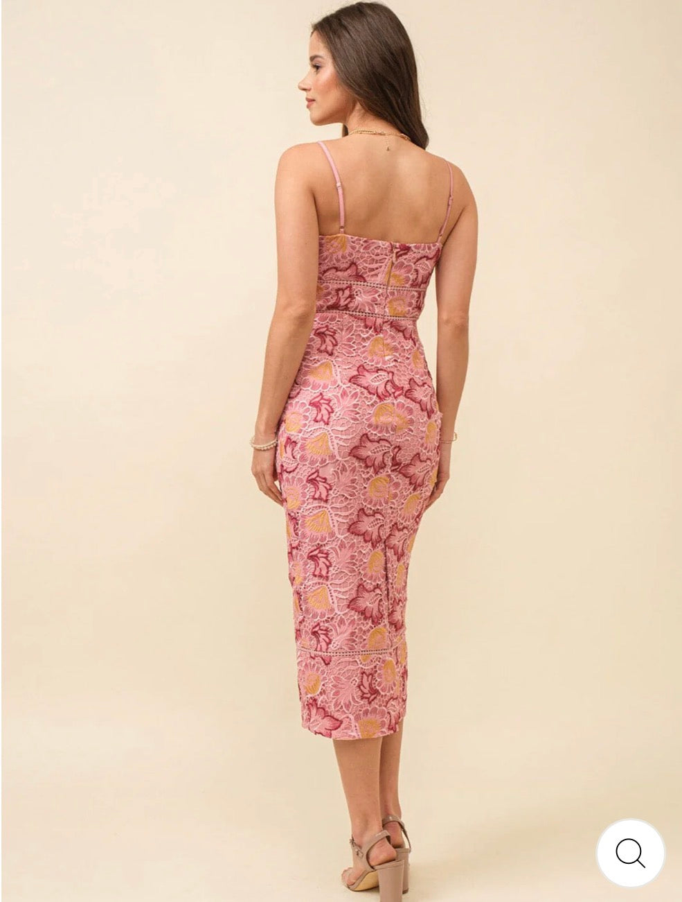 Vestido rosado floral midi crochet de tirantes