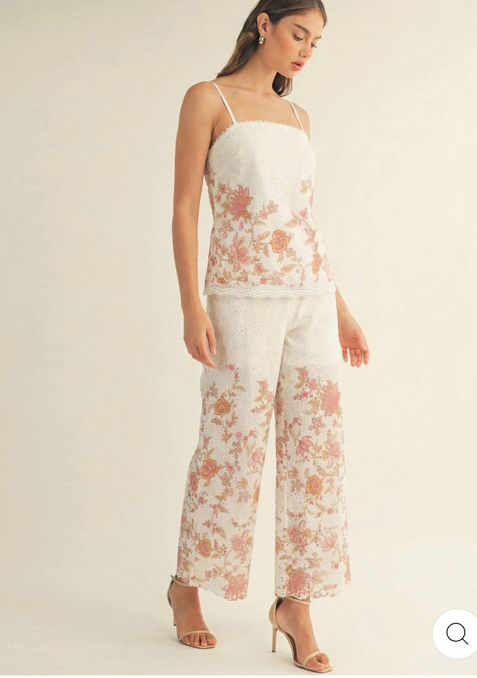 Conjunto blanco floral dos piezas camisa y pantalón