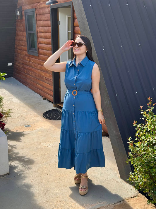Vestido azul con botones delanteros y cinturón