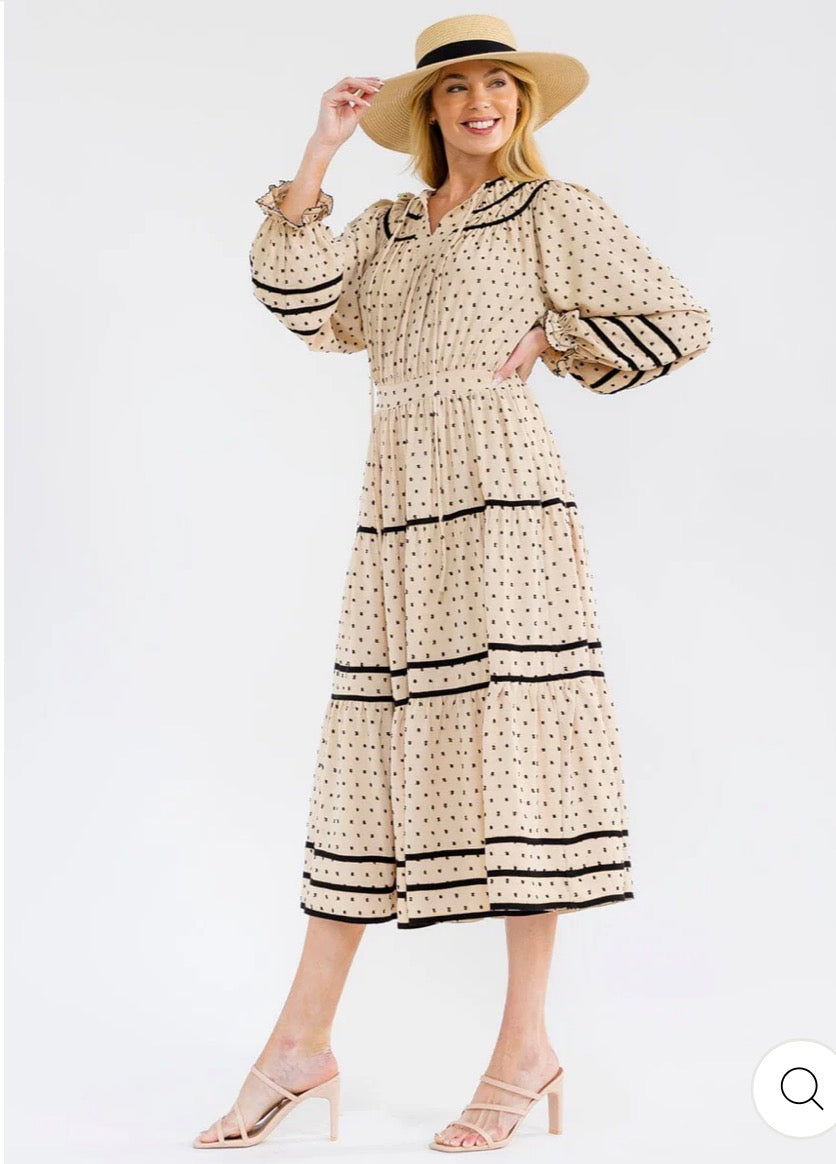 Vestido largo beige para mujer de manga larga con botones al frente, bolsillos frontales y textura swiss dots.