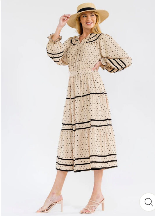 Vestido largo beige para mujer de manga larga con botones al frente, bolsillos frontales y textura swiss dots.