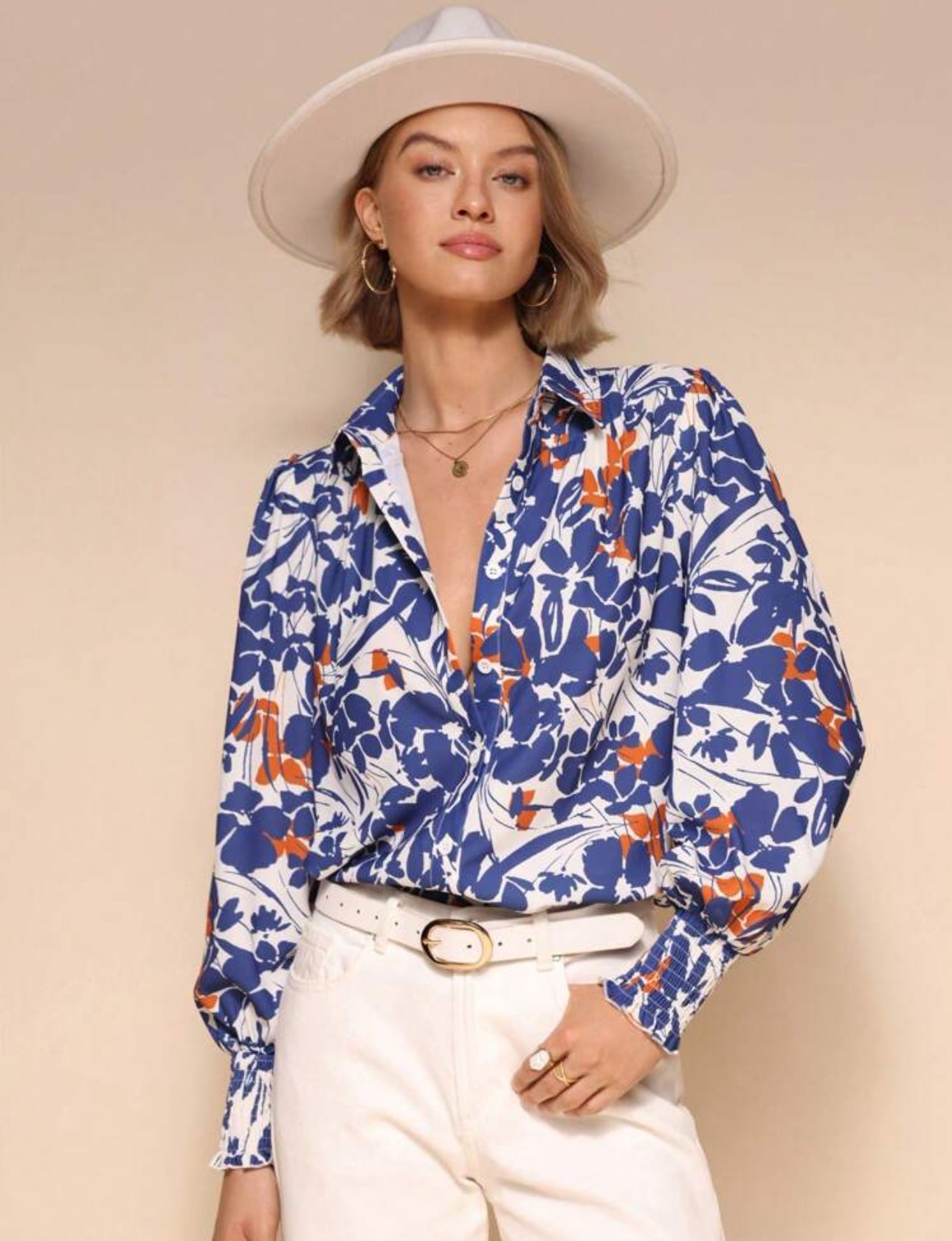 Camisa azul y anaranjado con estampado floral