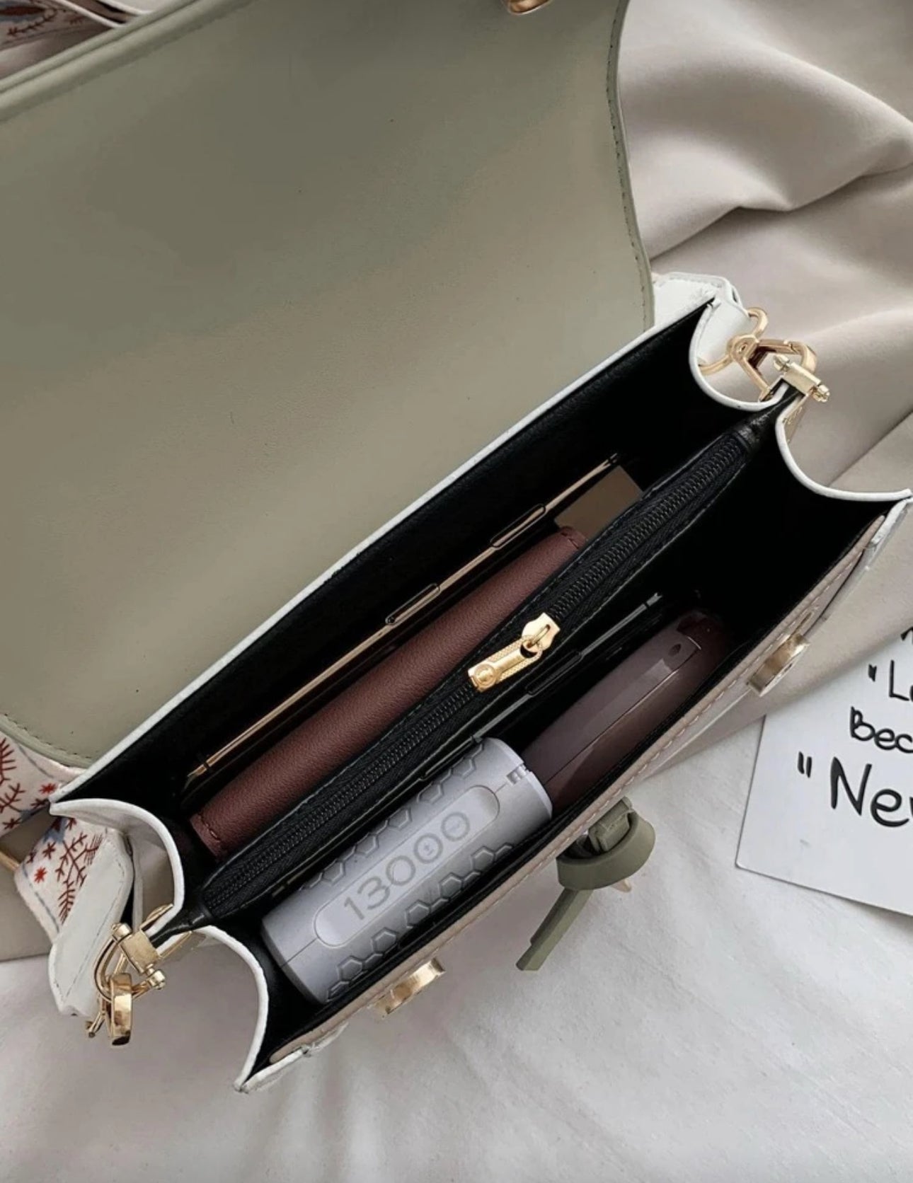 Cartera verde olivo, blanca y café clara