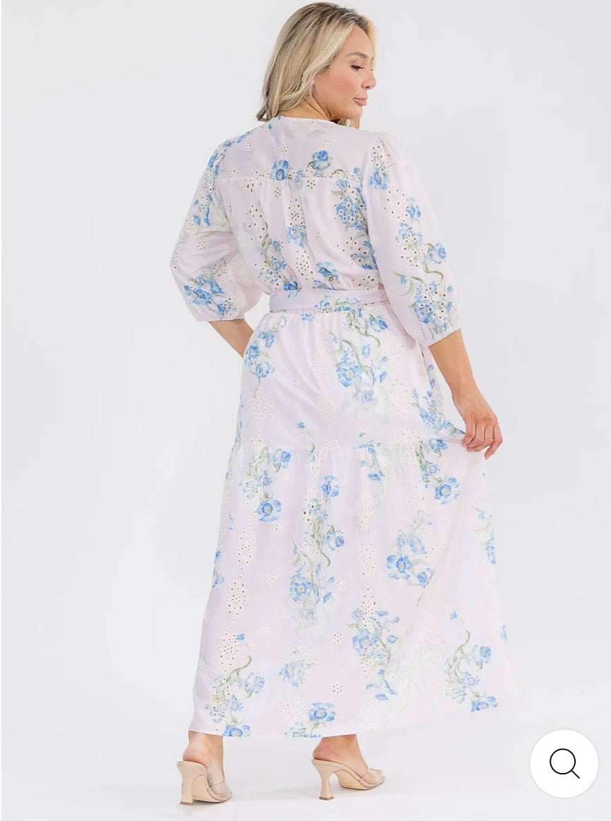 Vestido pink floral maxi plus size con mangas 3/4, escote cruzado, lazo ajustable y estampado floral con detalle eyelet.